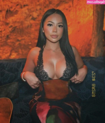 vivvianvu - Here’s a little girl on girl worship while you await my lives 😈