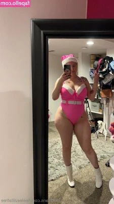 leeleezillafree - Next live outfit?! 🤩🤩