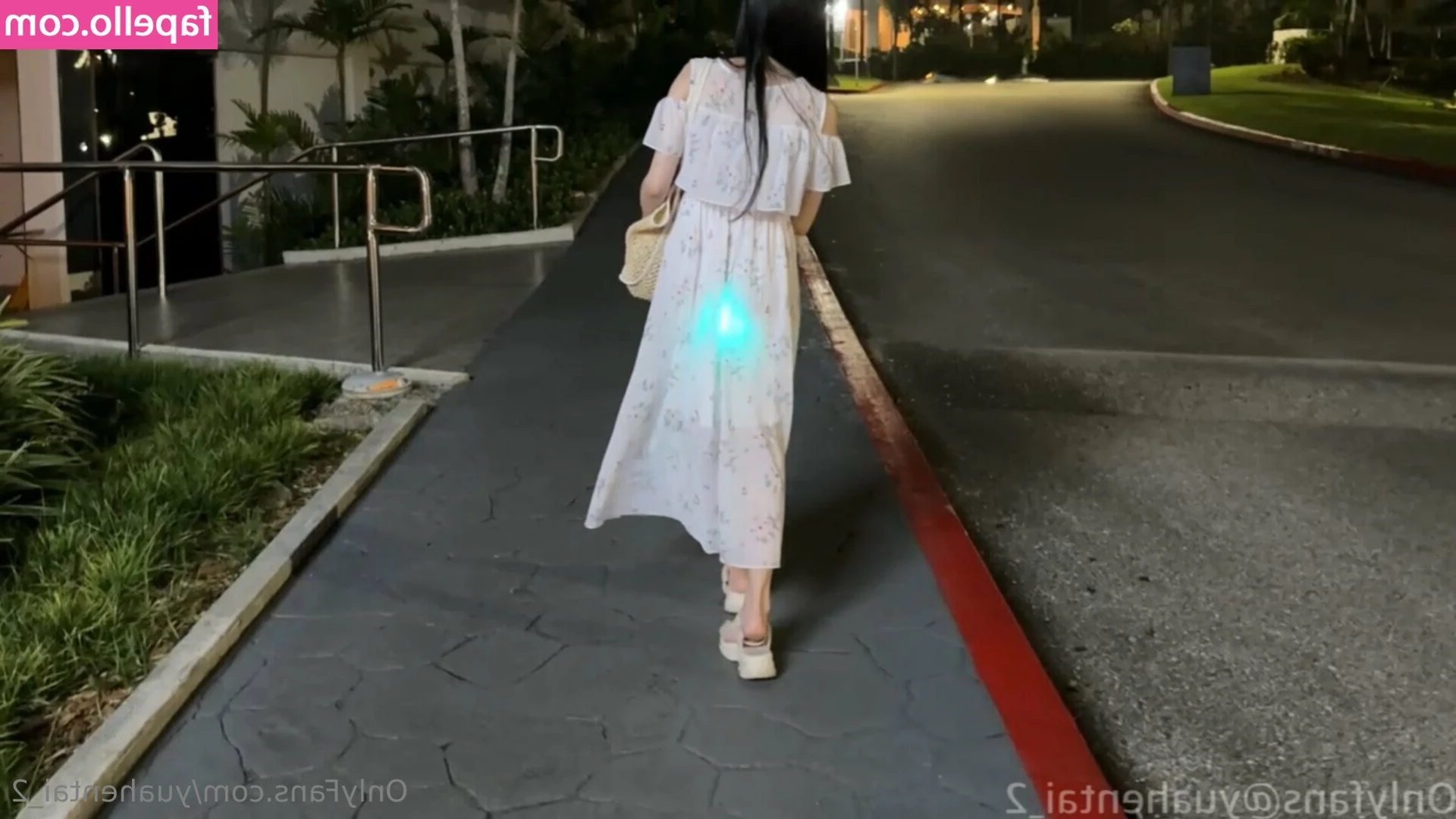 yuahentai_2 [ yuahentai-2-7 ] - I love how easy access this dress is