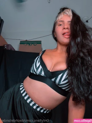 Steph De Lander [ steph-de-lander-1 ] - Good morning! DM me and lets have some fun 😘