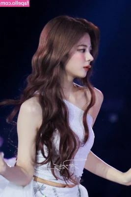 lia_loves___ [ lia-loves ] - I know I'm a front woman... but this tiny butt is also powerful lol