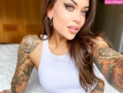 Alex Reade [ alex-reade ] - Guess who’s titties I found in Vegas 🤔😍
