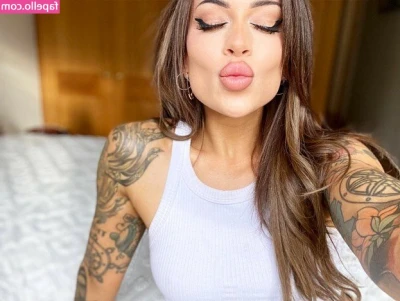 Alex Reade [ alex-reade ] - Hey babes, how’s your Monday? 💚