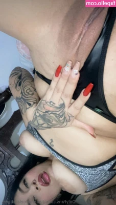 Diana Marcela Tabares [ diana-marcela-tabares ] - What magical public bathroom is this? Free video to whoever gets it!