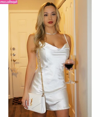 Kylie Nicole [ kylie-nicole ] - Imagining being the camera man, would you be able to resist yourself