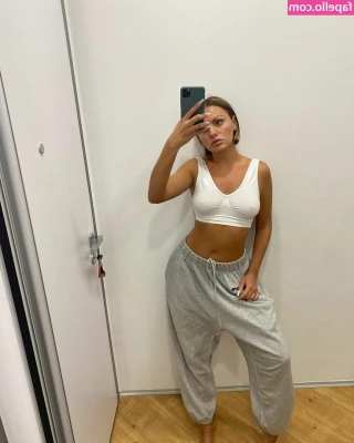Alexandra Stan [ alexandra-stan ] - just a casual selfie 🤭