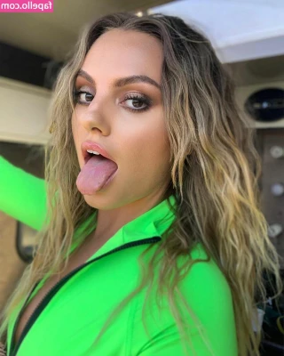 Alexandra Stan [ alexandra-stan ] - I can't let you get away without reminding you how flexy I am :P