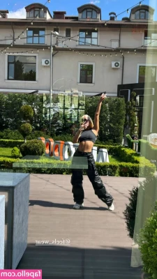 Alexandra Stan [ alexandra-stan ] - Reefs flip flop Friday
