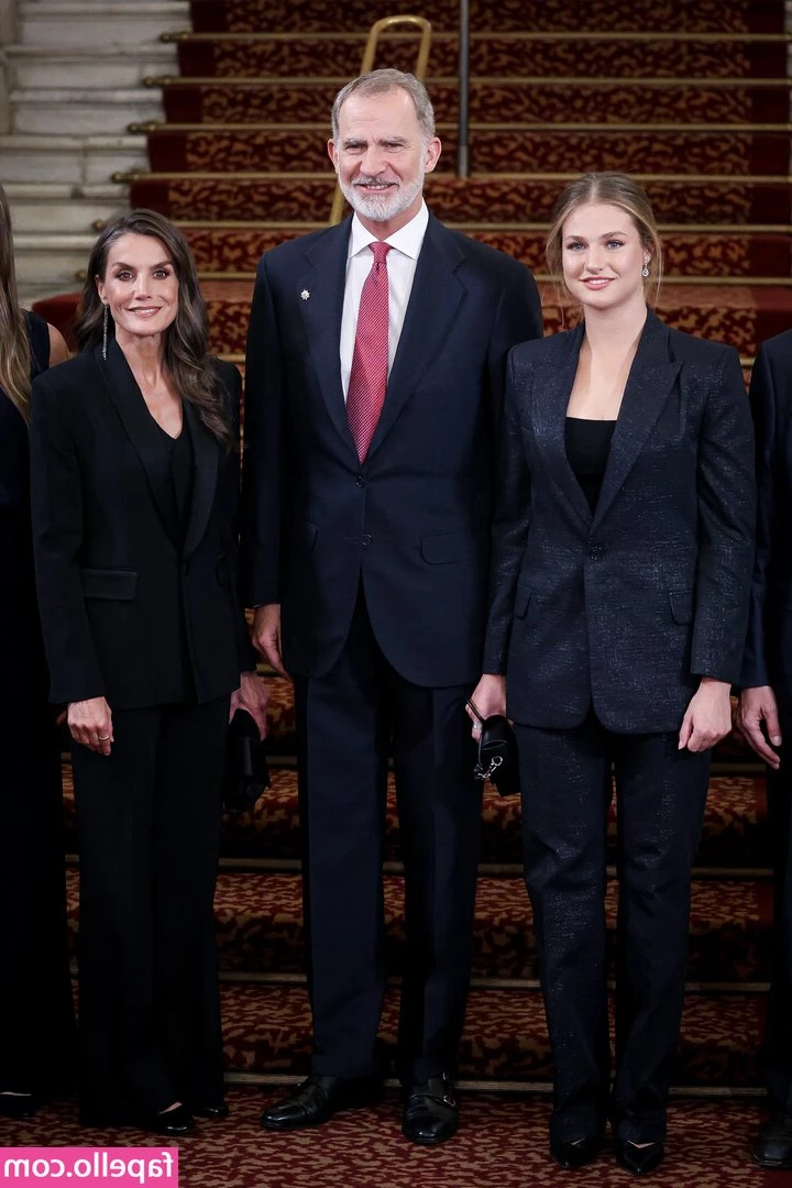 Princess Leonor [ princess-leonor ] - Bend me over and put it in my arse