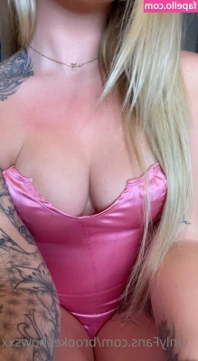 brookeshowsxx [ brookeshowsxx-1 ] - Gremlin mode: just woke up, hair not brushed, sleep lines still there