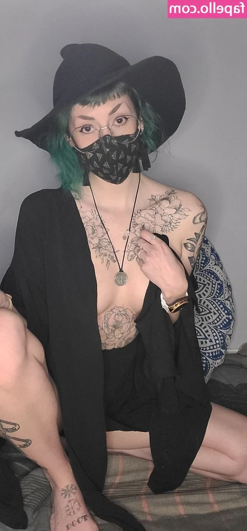 PixelMannequin - Que penses-tu de ma tenue ? 😇 Sage au premier abord, un peu moins
