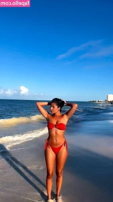 Raphaella Deuringer [ raphaella-deuringer ] - Who can help me get this off?😏