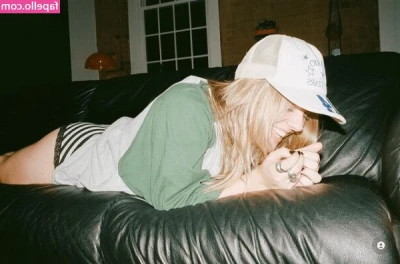 Maisy Stella [ maisy-stella ] - Little sneak peak to my brand new solo coming your way. Want first