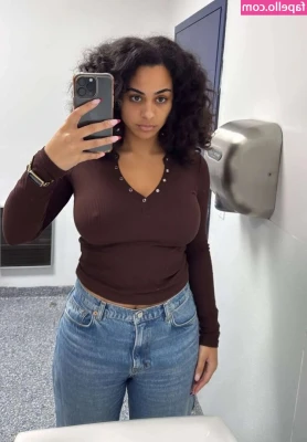 Raina Morris [ raina-morris ] - Would you hide in the bathroom with me ?