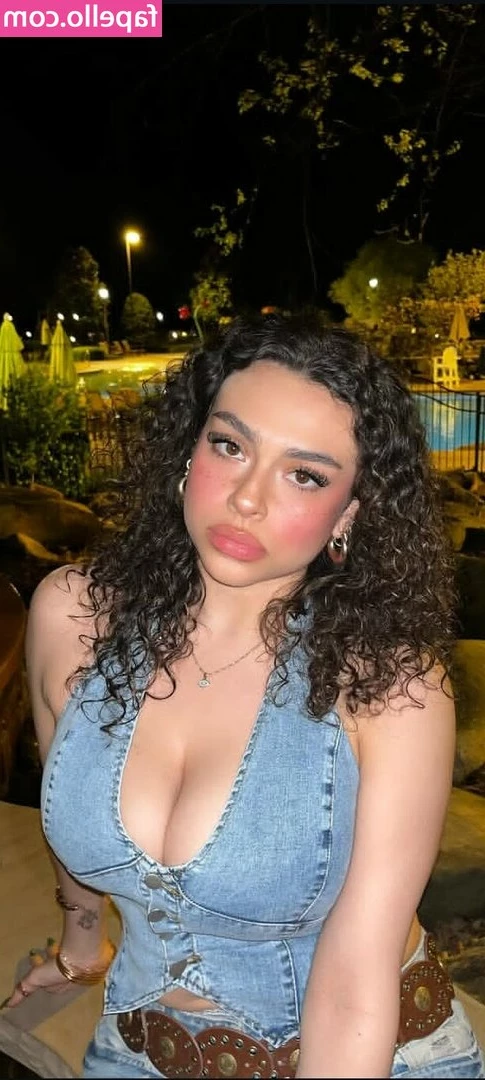 Izzybellalomb - Quick question would you date me