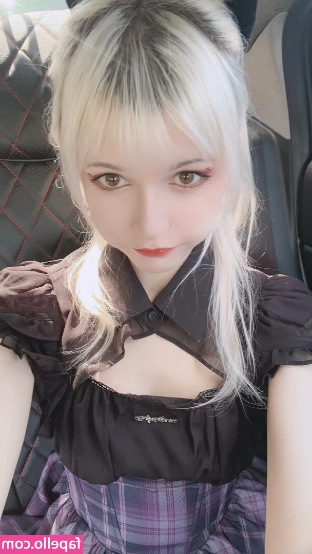 LENivayaAya - Showing my naughty shaved pussy off outdoors again