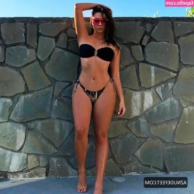 Ronela Hajati [ ronela-hajati ] - Espero mi JEFE no me encuentre viendo porno en la oficina  Adquierelo