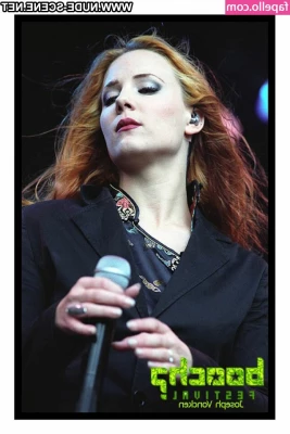 Simone Simons [ simone-simons ] - Do you think my toes look cute baby