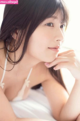 Yoshino Chitose [ yoshino-chitose ] - smoking a marlboro black menthol