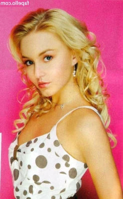 Angelique Boyer [ angelique-boyer ] - A better view of my Easter nails 😏