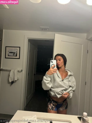 bikiniprepbianca [ bikiniprepbianca-4 ] - Just a quick shot of these tight jeans 🥶