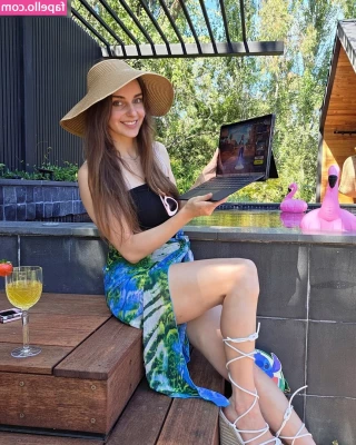 Loserfruit - On the way to shoot  lipstickbabes