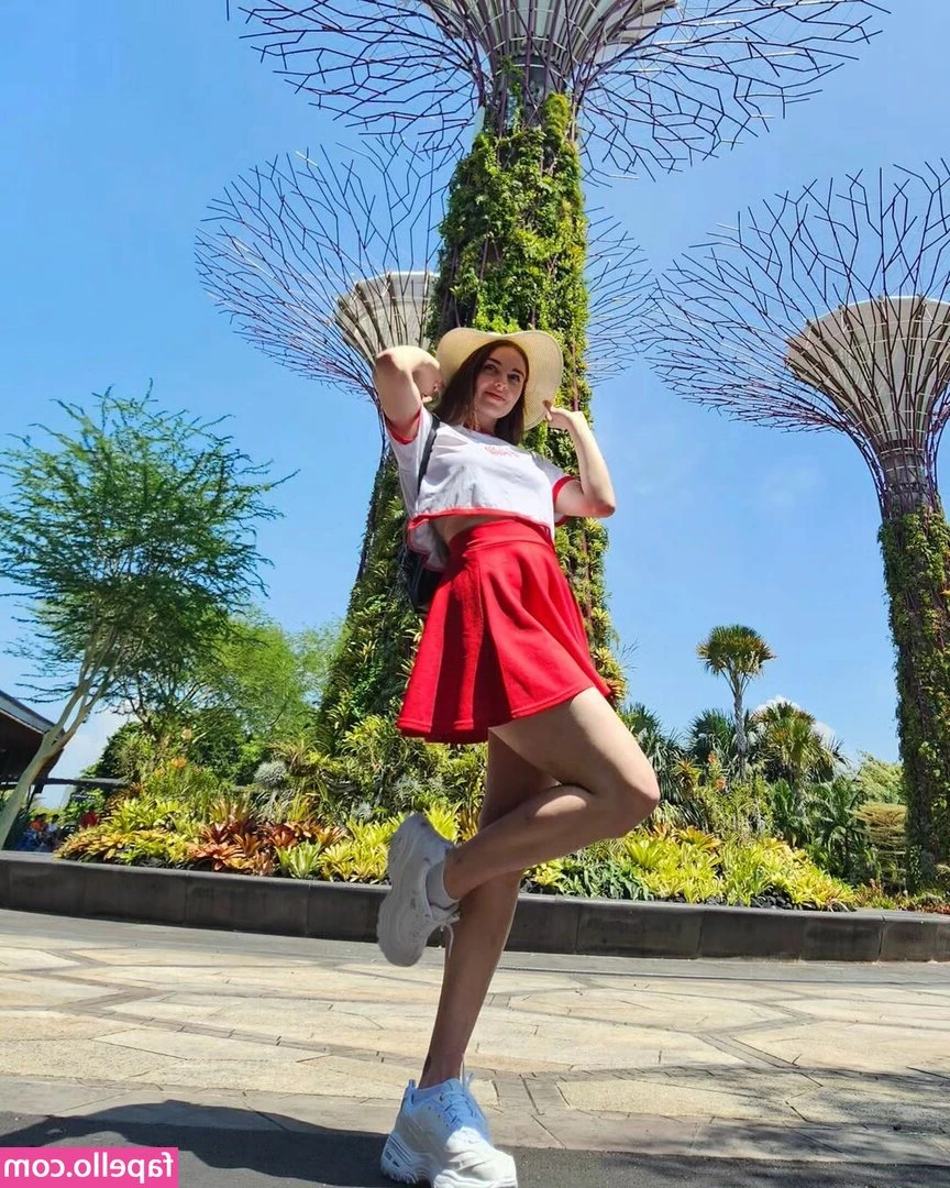 Loserfruit - Referral rewards  When you refer a friend and they fan my page  you