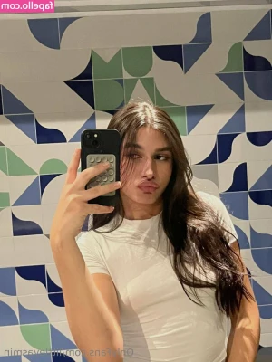 littleyasmin - The video is about to leave your inbox but the photos are 🥵