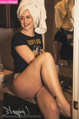 audreyowens - A smile is a woman's sexiest curve, right? 🤭