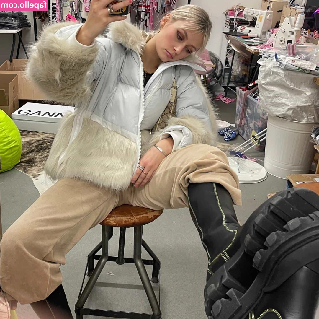 Lois Saunders [ lois-saunders ] - Keep an eye on YOR DMs (get it? Ha) because this sexy yor Christmas
