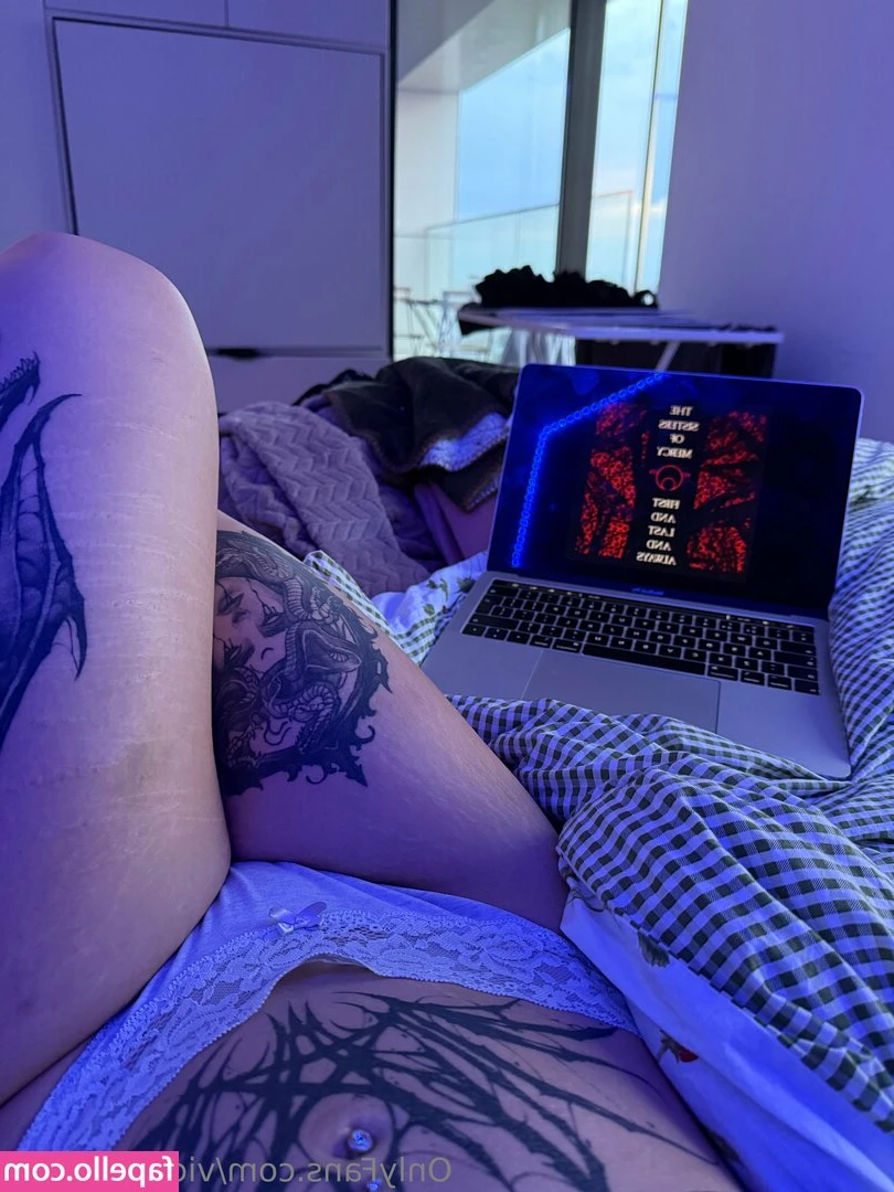 victoriaraven [ victoriaraven-2 ] - Just relaxing on the couch on a Sunday evening 😜
