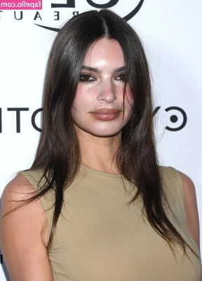 Emily Ratajkowski [ emily-ratajkowski ] - ..hmm feeling frisky  I'm making you hot to play with me - sexy tease