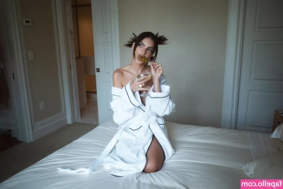 Emily Ratajkowski [ emily-ratajkowski ] - I’m a good girl so I got naked for you 😘💕