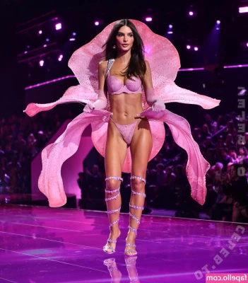 Emily Ratajkowski [ emily-ratajkowski ] - So will you remove it all or leave it just like this?