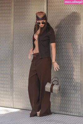 Emily Ratajkowski [ emily-ratajkowski ] - Sometimes a girls gotta match her vibrator to her outfit 😏