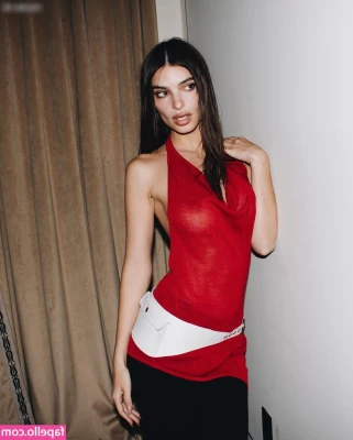 Emily Ratajkowski [ emily-ratajkowski ] - Antes de treinar, tem que alongar 😏😛   Before you train, you