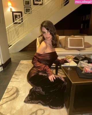 Emily Ratajkowski [ emily-ratajkowski ] - For those that asked to see more of the outfit from Halloween    Also