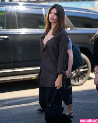 Emily Ratajkowski [ emily-ratajkowski ] - Happy SeXXXY Saturday  Whatcha goin  lick first