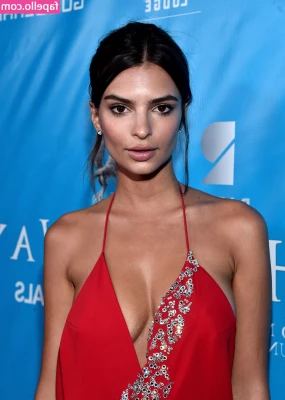 Emily Ratajkowski [ emily-ratajkowski ] - Ufff necesito que alguien me acaricie los pies con mucho amor bebes