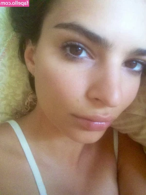 Emily Ratajkowski [ emily-ratajkowski ] - Would you kiss them? 👣☺️