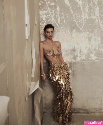 Emily Ratajkowski [ emily-ratajkowski ] - I'm naked and getting ready to hop in the shower.🚿🚿 Who's wants