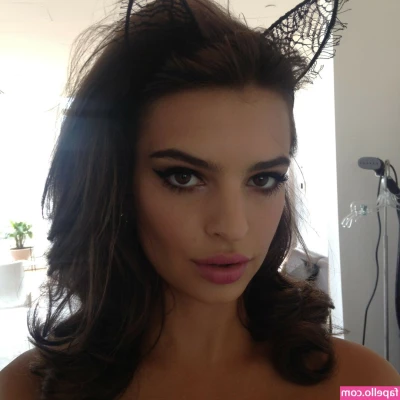 Emily Ratajkowski [ emily-ratajkowski ] - Toe lovers
