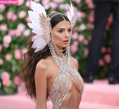 Emily Ratajkowski [ emily-ratajkowski ] - Check messages