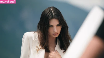 Emily Ratajkowski [ emily-ratajkowski ] - vid Guh 💕 A good blow-out elevates everything, even overalls! ~