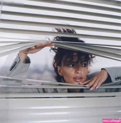 Emily Ratajkowski [ emily-ratajkowski ] - #picset #lewds #cleavage #dress #dirtysoles #cheekypanties