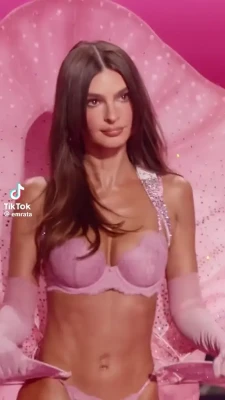 Emily Ratajkowski [ emily-ratajkowski ] - What would you name this if it were hanging in your house     xx