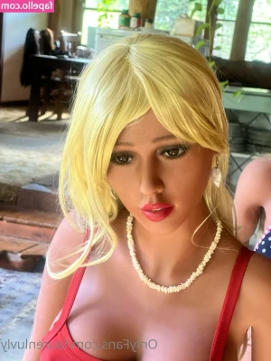 laurenluvly - In the mood to ride something 😈🐎
