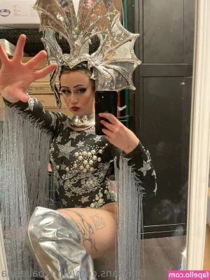 vinnyballerina - Red lipstick makes me feel even sexier! 💋 Want to cum over? 😜