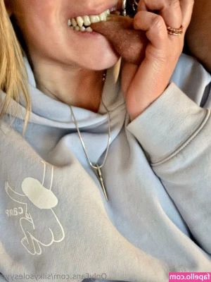 silkysolesyyc - Vi una porno y me tentó esta pose.. la probamos?😈
