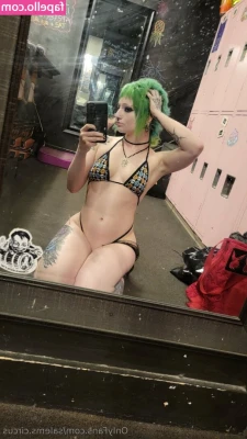 salems.circus [ salems-circus ] - Here are some BTS pics of me warming up my asshole for an anal scene.